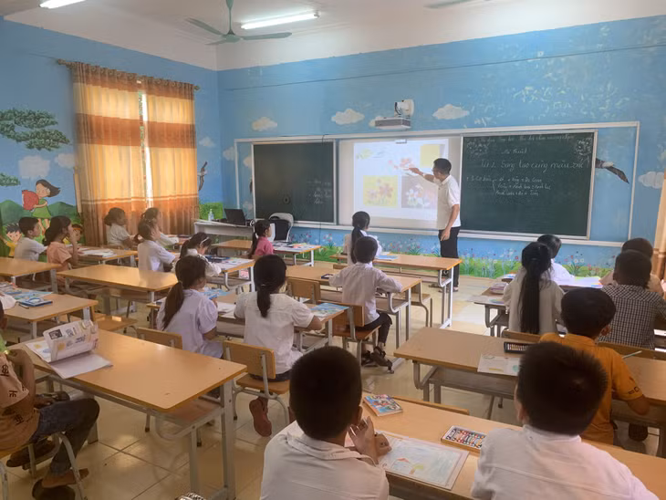 Học sinh Trường Tiểu học Đông Hải (xã Đông Hải, huyện Tiên Yên) học ở điểm trường chính với cơ sở vật chất tốt hơn.