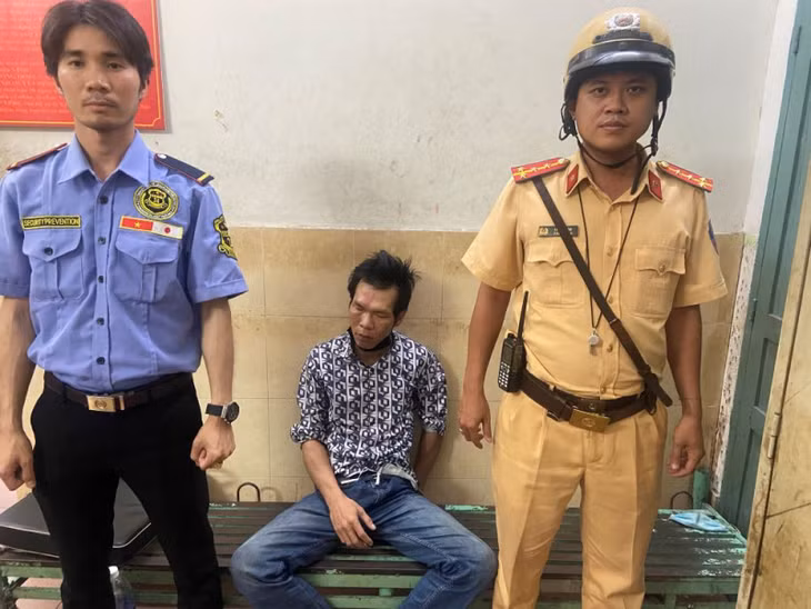 Đối tượng Vinh bị đại úy Nam và người dân vây bắt.