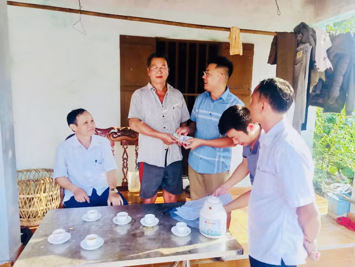 Người dân trên địa bàn xã Đồng Sơn đồng ý nhận tiền hỗ trợ cây trồng trên đất để bàn giao mặt bằng cho đơn vị thi công.