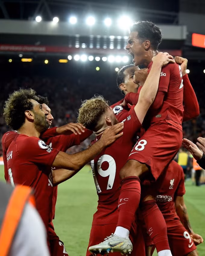Carvalho mừng bàn ấn định chiến thắng cùng các đồng đội Liverpool. Ảnh: Reuters