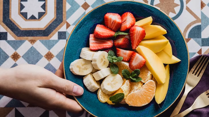 Các loại trái cây đặc biệt là dâu tây chứa nhiều Vitamin C giúp làn da căng tràn sức sống. Ảnh: Getty Images.