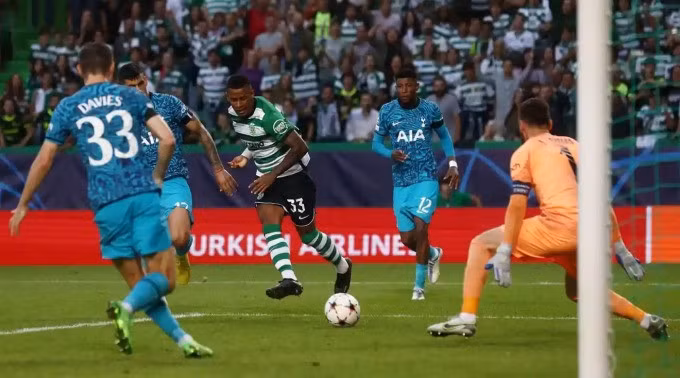 Gomes dứt điểm chéo góc hạ Lloris ghi bàn thứ hai cho Sporting Lisbon trước Tottenham ngày 13/9. Ảnh: Reuters