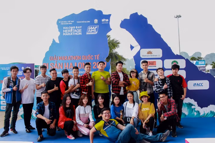 Hoàng Long (thứ nhất, hàng hai, từ phải sang) cùng đội sinh viên tình nguyện Nhà trường tham gia hỗ trợ Giải chạy Marathon Quốc tế Di sản Hạ Long 2019.