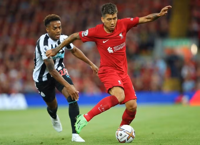 Newcastle (đen trắng) đã khởi đầu ấn tượng, nhưng không thể bảo toàn thành quả trước Liverpool. Ảnh: Reuters