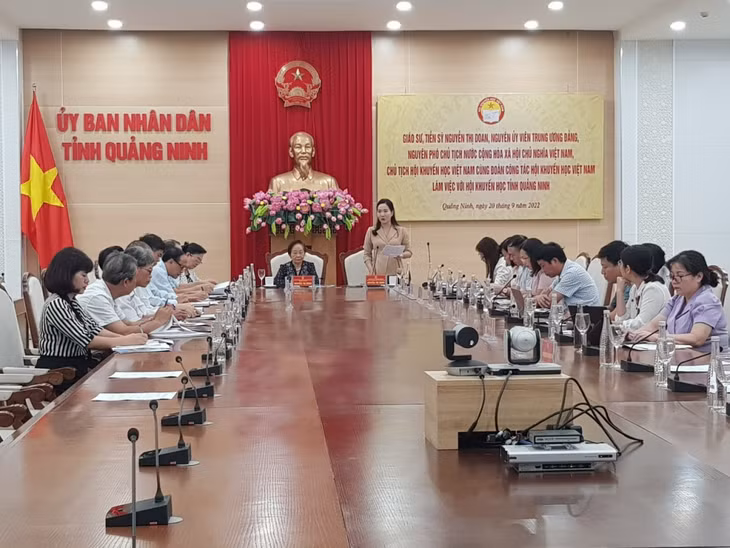 Đồng chí Nguyễn Thị Hạnh, Phó Chủ tịch UBND tỉnh, Chủ tịch Hội Khuyến học Quảng Ninh phát biểu tại buổi làm việc.