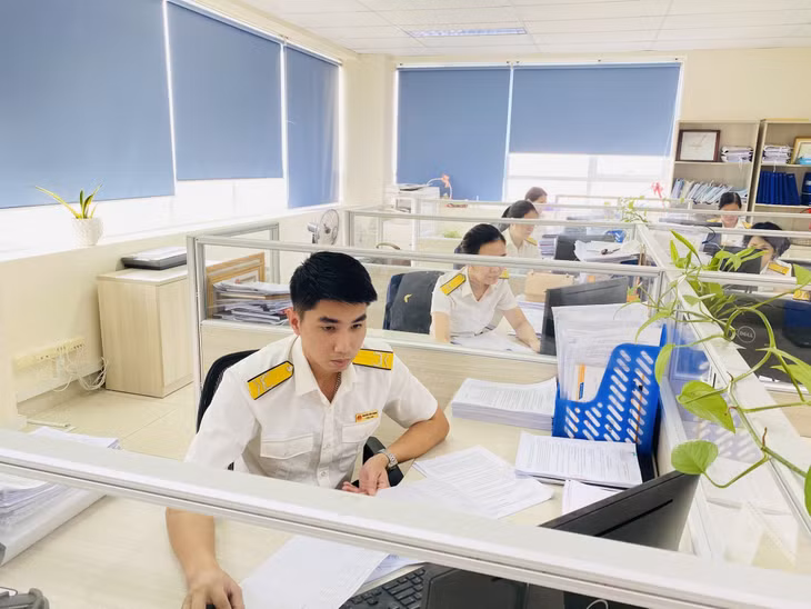 Cán bộ Đội kiểm tra thuế số 1, Chi cục Thuế khu vực Uông Bí - Quảng Yên kiểm tra hồ sơ kê khai thuế của các doanh nghiệp.