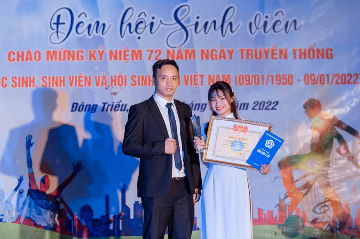 Sinh viên Nguyễn Thị Hồng Nhung nhận danh hiệu “Sinh viên 5 tốt” cấp Trung ương.
