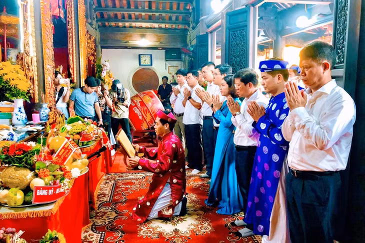 Lễ dâng hương tại đền Nghè sáng 2/9.