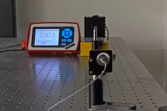 Thử nghiệm truyền dẫn năng lượng qua không khí bằng cách sử dụng tia laser (Ảnh: Đại học Sejong).