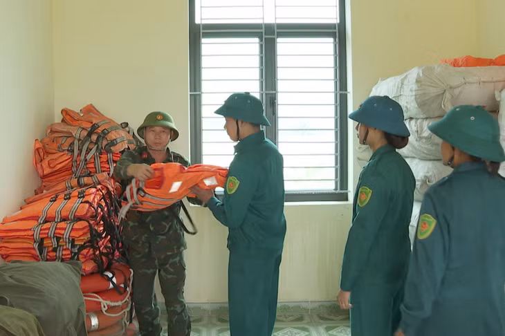 Ban CHQS TX Đông Triều chuẩn bị đầy đủ lực lượng, phương tiện, vật tư sẵn sàng tham gia PCTT&amp;TKCN trên địa bàn.