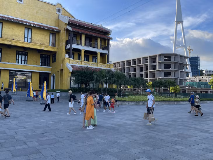 Từ tháng 3/2022, du lịch mở cửa hoàn toàn trở lại, lượng khách đến Quảng Ninh tăng cao.