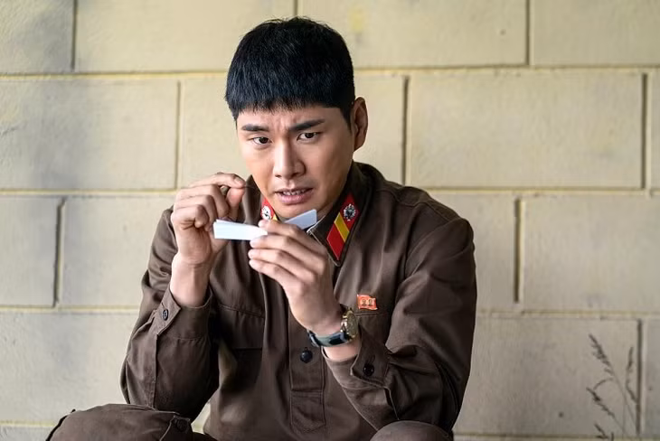 Nhân vật Yong Ho học ngôn ngữ "bắt trend" tiếng Việt trong phim Hàn nhờ đội ngũ phiên dịch. Ảnh: NSX.