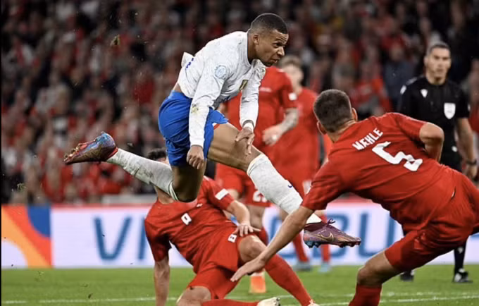 Mbappe dứt điểm trong trận Pháp thua Đan Mạch 0-2 ở Nations League tối 25/9.
