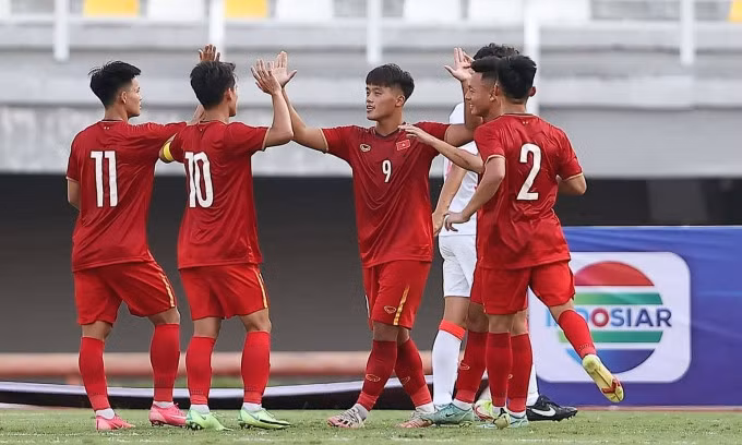 Quốc Việt (số 9) mừng bàn nâng tỷ số lên 2-0 trước Hong Kong ở vòng loại U20 châu Á trên sân Bung Tomo, thành phố Surabaya, Indonesia chiều 14/9. Ảnh: VFF