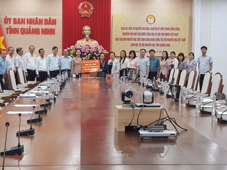 Hội Khuyến học Việt Nam tặng 100 triệu đồng cho Quỹ Khuyến học Quảng Ninh để trao học bổng cho học sinh, sinh viên vượt khó học giỏi trên địa bàn tỉnh.
