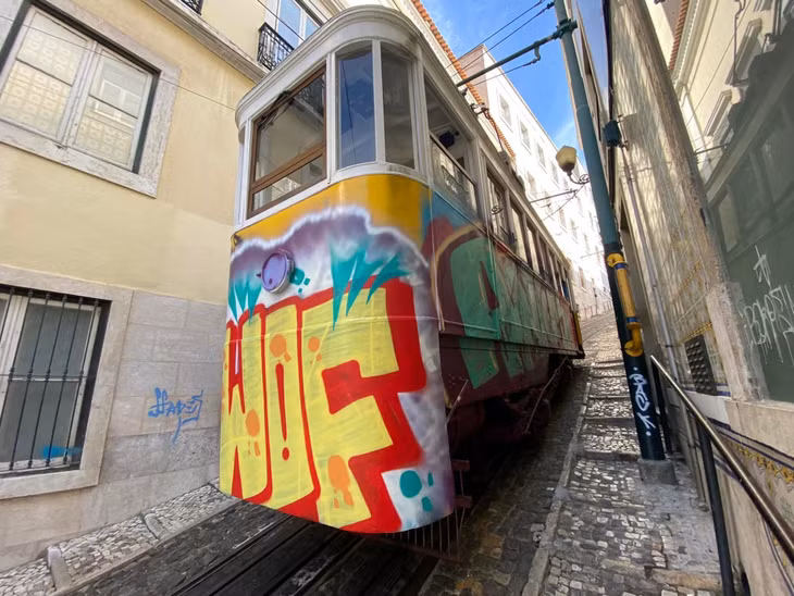 Tuyến đường sắt leo núi Lavra phủ đầy graffiti ở Lisbon, Bồ Đào Nha