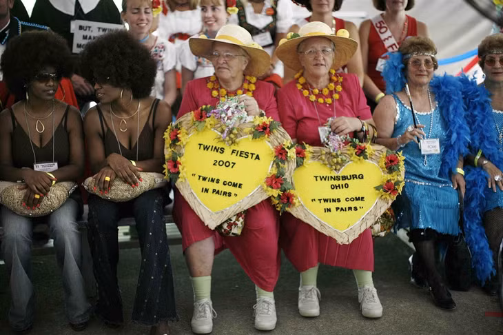 Cuộc thi trang phục theo chủ đề trong Lễ hội Twins Days hàng năm ở Twinsburg, Ohio. Ảnh: Reuters/Yonhap