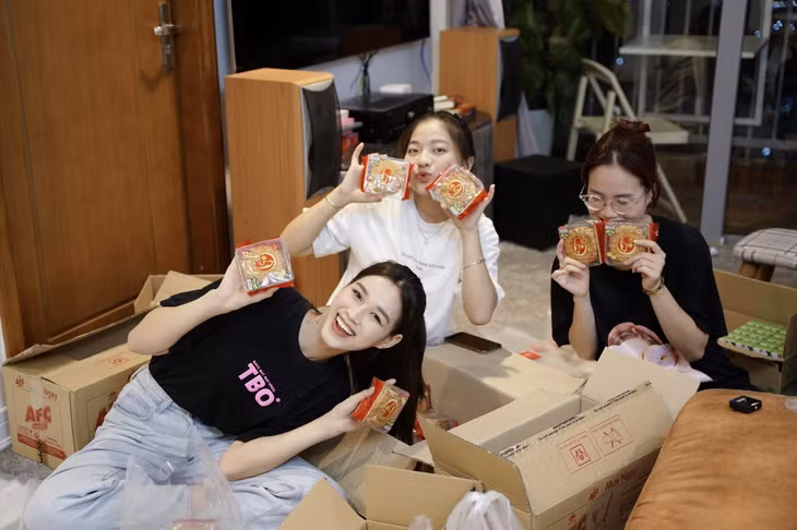 Với những món quà giản dị là những chiếc bánh Trung thu cùng bánh kẹo Đỗ Thị Hà mong muốn tất cả mọi người có một mùa Trung thu trọn vẹn. Ảnh: NVCC.