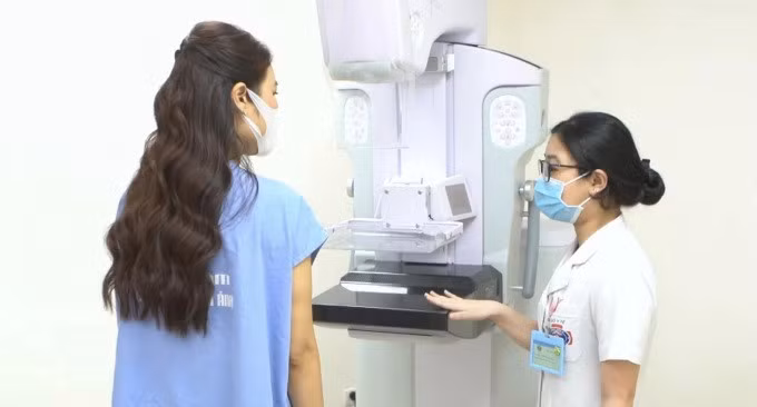 Bệnh nhân tầm soát ung thư vú tại Bệnh viện K. Ảnh: Bệnh viện cung cấp