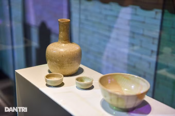 Nậm và chén rượu nhỏ men trắng (hàng trên) được làm ở làng gốm Bình Giang (Hải Dương), thời Lê Trung hưng, thế kỷ 17-18. Bên cạnh là bát nhỏ hoa lam trang trí văn chấm dài.