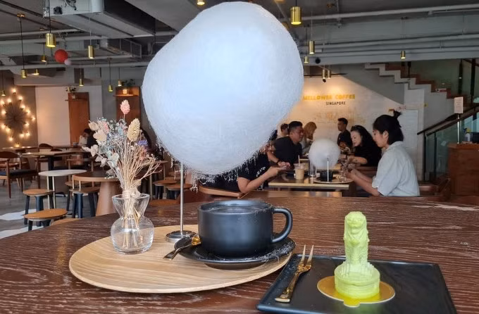 Gần đây, cà phê đám mây là một trong những món 'hot', thu hút sự tò mò của nhiều thực khách ở Singapore. Phần đồ uống gồm một cây kẹo bông gòn và ly espresso nóng đặt kế nhau, được gọi là 'sweet little rain' (cơn mưa nhỏ ngọt ngào). Ảnh: Instagram felixfan118
