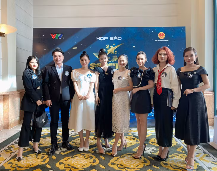 Thí sinh Đoàn Hồng Hạnh (đầu tiên, bên phải) chụp ảnh cùng các thí sinh của vòng chung kết toàn quốc giải Sao Mai 2022 tại buổi họp báo.