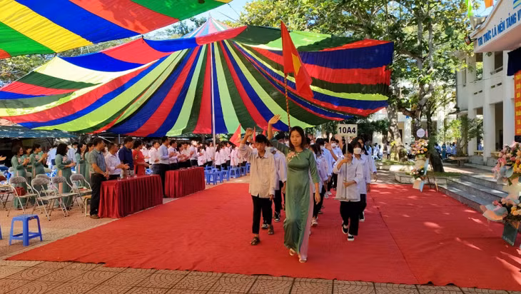 Các thầy cô giáo và học sinh Trường THPT Tiên Yên (huyện Tiên Yên) nô nức, tươi vui trong ngày khai giảng năm học mới 2022 - 2023. Ảnh: Xuân Thao
