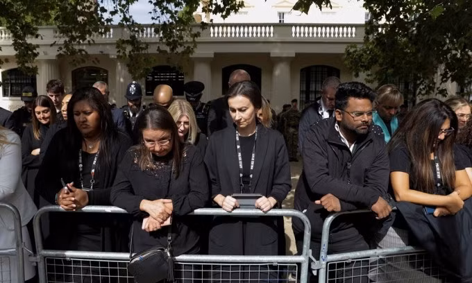 Người dân Anh chứng kiến lễ rước linh cữu Nữ hoàng qua trung tâm London ngày 19/9. Ảnh: Reuters.