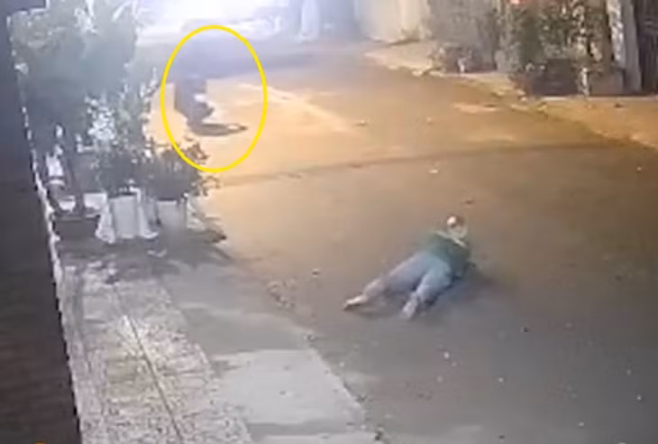 An dùng dao đe dọa anh T rồi cướp xe tẩu thoát.