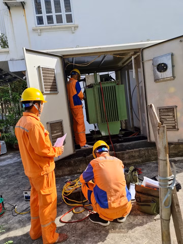 Thí nghiệm định kỳ và bảo dưỡng TBA chuyên dùng của khách hàng.