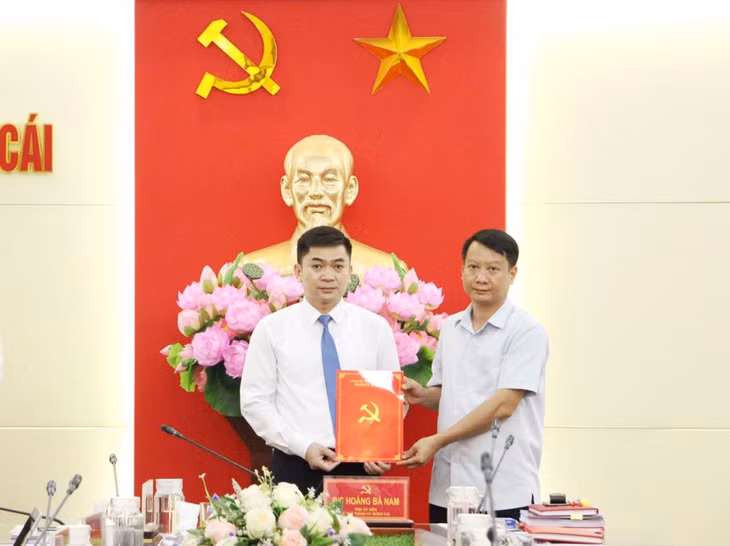 Lãnh đạo UBND TP Móng Cái trao quyết định bổ nhiệm Trưởng phòng Giáo dục và Đào tạo TP Móng Cái thông qua thi tuyển.