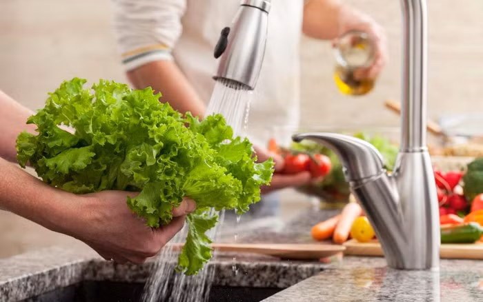 Rửa rau đúng cách sẽ giúp loại bỏ được nhiều chất hóa học, vi sinh vật có hại trên rau (Ảnh: internet)