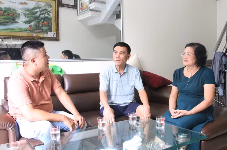 Bí thư chi bộ, Trưởng khu Bình Công 2 (thị trấn Bình Liêu) Chu Xuân Trường (ngoài cùng, bên trái) thường xuyên gặp gỡ người uy tín trong khu phố để học hỏi kinh nghiệm trong công tác và nắm bắt tình hình tư tưởng của nhân dân.