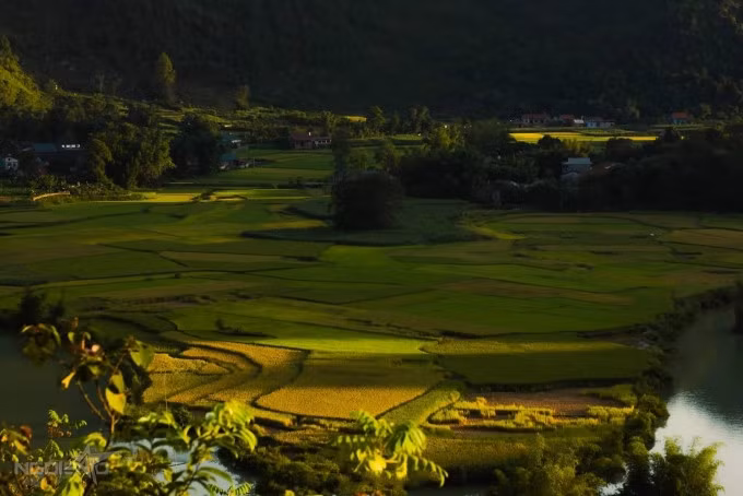 Thời điểm thích hợp nhất trong ngày để săn ảnh thiên nhiên Quây Sơn là lúc nắng mới lên và hoàng hôn.