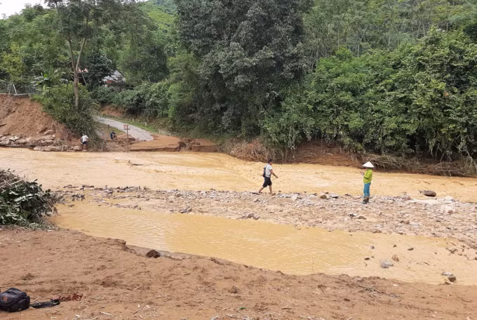Đường liên xã Chiêu Lưu bị chia cắt, chiều 5/9. Ảnh: Văn Thoại