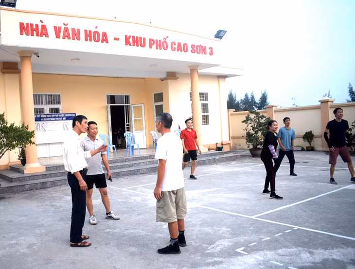 Từ sự vào cuộc tích cực của ông Thân (ngoài cùng bên trái) mà phong trào thể thao các nhà văn hóa khu dân cư ở phường Cẩm Sơn (Cẩm Phả) diễn ra rất sôi nổi
