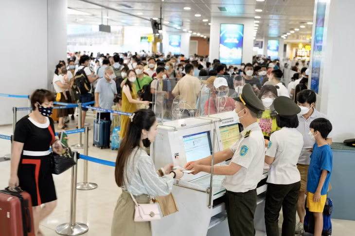 Khách hàng qua cửa kiểm tra an ninh trước khi lên máy bay.