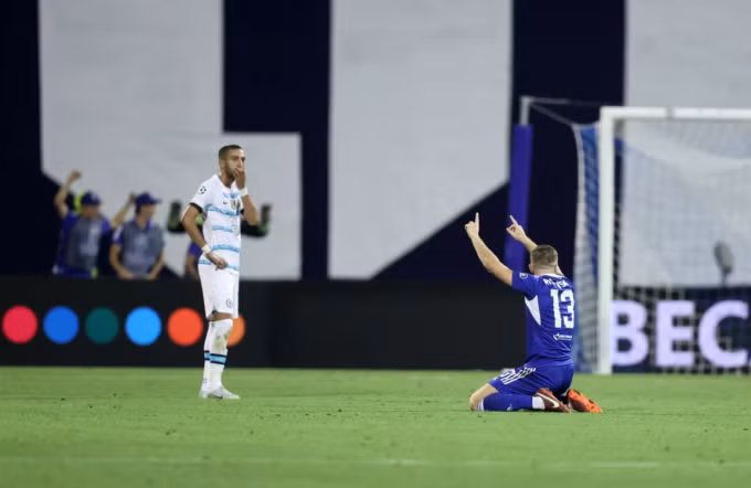 Ziyech (trái) thất vọng sau tiếng còi tan cuộc của trọng tài. Ảnh: AFP