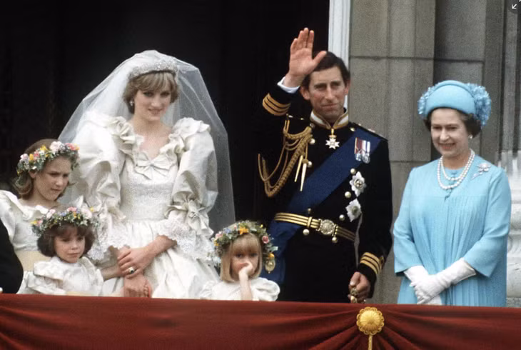 Nữ hoàng trong ngày cưới của Thái tử Charles và Công nương Diana năm 1981.