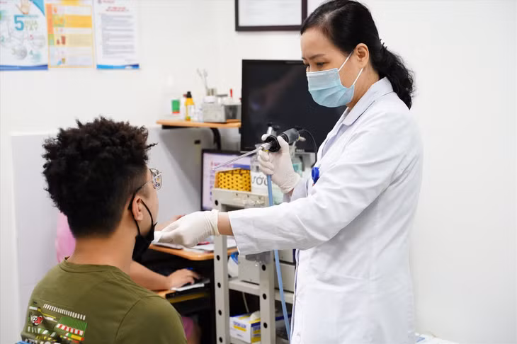 PGS.TS Nguyễn Thị Hoài An thăm khám cho người bệnh. Ảnh: Hải Phạm