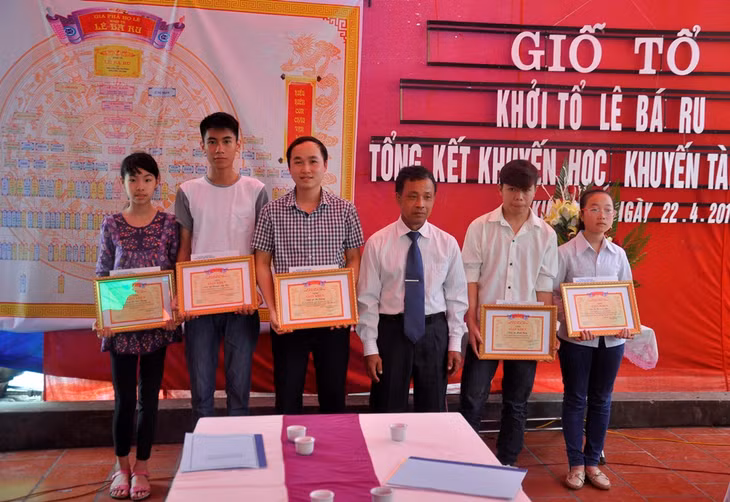 Dòng họ Lê trao thưởng cho học sinh có thành tích xuất sắc trong học tập năm 2021. (Ảnh của Hội Khuyến học thị xã)