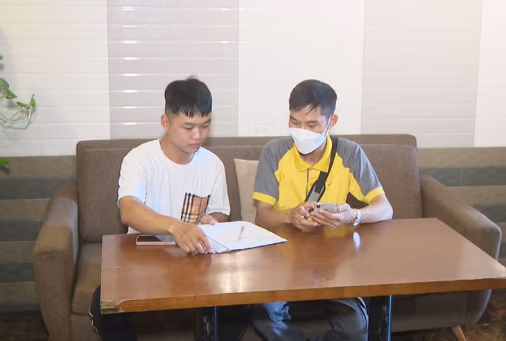 Nhân viên Bưu điện Hoành Bồ trả kết quả giải quyết TTHC tại nhà cho công dân.