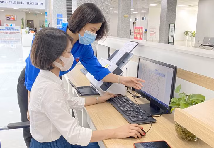 Cán bộ Trung tâm Phục vụ hành chính công tỉnh tận tình hướng dẫn người dân các bước nộp hồ sơ dịch vụ công trực tuyến.
