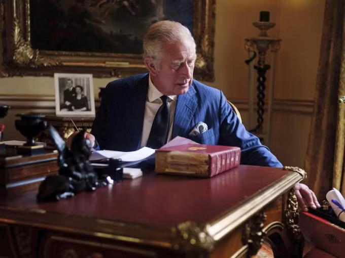 Vua Charles III làm việc trong Căn phòng Thế kỷ 18 tuần trước. Ảnh: Cung điện Buckingham.