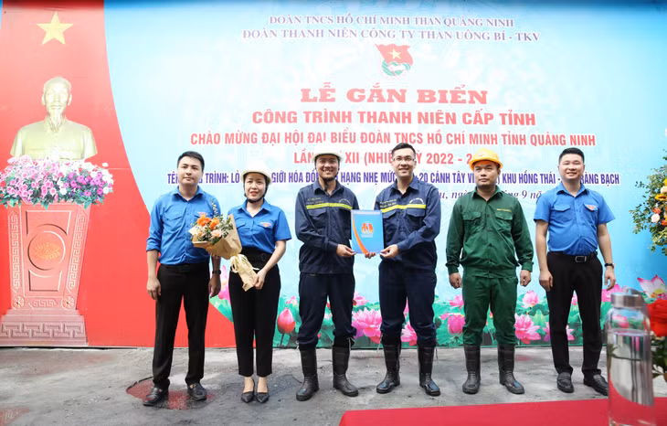 Đồng chí Nguyễn Thế Minh, Phó Bí thư Tỉnh Đoàn (thứ 4, trái sang) trao chứng nhận công trình thanh niên cấp tỉnh cho Đoàn Thanh niên Công ty Than Uông Bí.