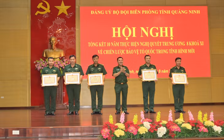 Đảng ủy BĐBP tỉnh khen thưởng các tập thể, cá nhân thực hiện tốt nghị quyết.