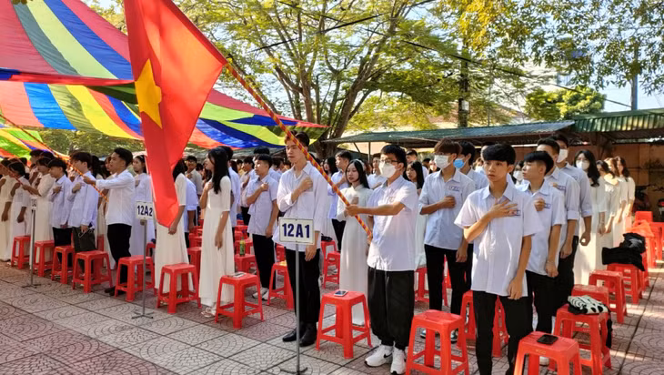 Các em học sinh Trường THPT Tiên Yên nghiêm trang trong lễ chào cờ năm học mới 2022 - 2023. Ảnh: Xuân Thao