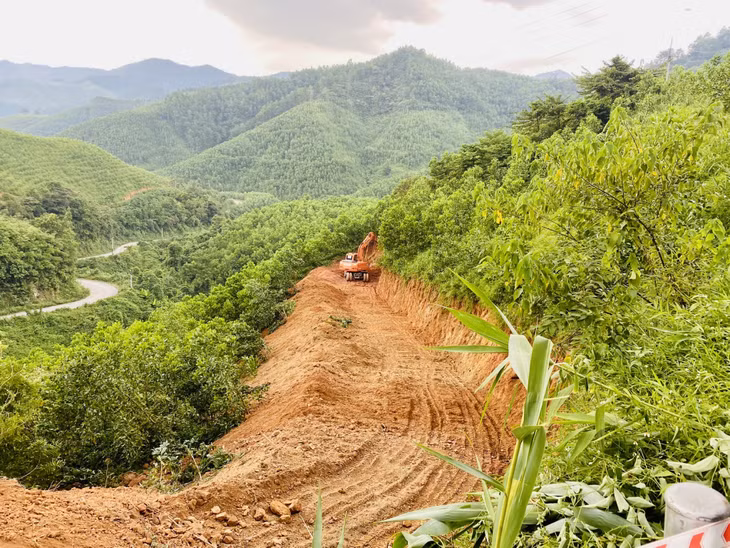 Đơn vị thi công đang tích cực triển khai thi công Dự án nâng cấp, cải tạo, mở rộng tuyến đường liên xã, đoạn từ Mỏ Đông (xã Sơn Dương) đến trung tâm xã Đồng Sơn.