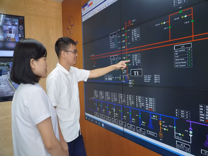 Tổ thao tác lưu động kiểm tra tình trạng vận hành tại TBA 110 kV Mông Dương.