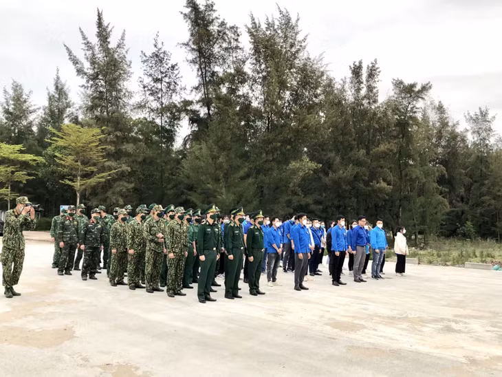 Thành Đoàn Móng Cái phối hợp với các đồn biên phòng trên địa bàn ra quân chiến dịch “Hãy làm sạch biển”.
